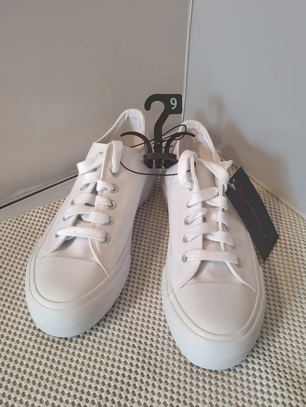 No Boundaries Women's Size 9 Platform Lace Up Canvas Sneakers White NWT